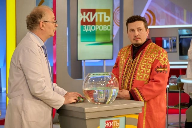 Посол гостеприимства Чувашии Евгений Шуваев готовит квас на Первом канале.