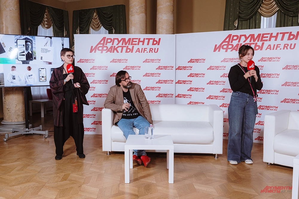 Ирина Шмидт генеральный бренд-директор студии брендинга Deza и Анна Артёмова аккаунт-директор студии брендинга Deza, г. Санкт – Петербург, Стас Бабицкий, выпускающий редактор сайта aif.ru ИД «АиФ», модератор мероприятия.