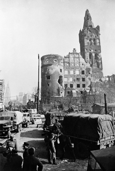 Части Советской Армии в немецком городе Кёнигсберге. 1945 г
