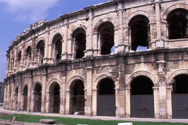 Римский амфитеатр в Ниме, используемый как арена для боя быков