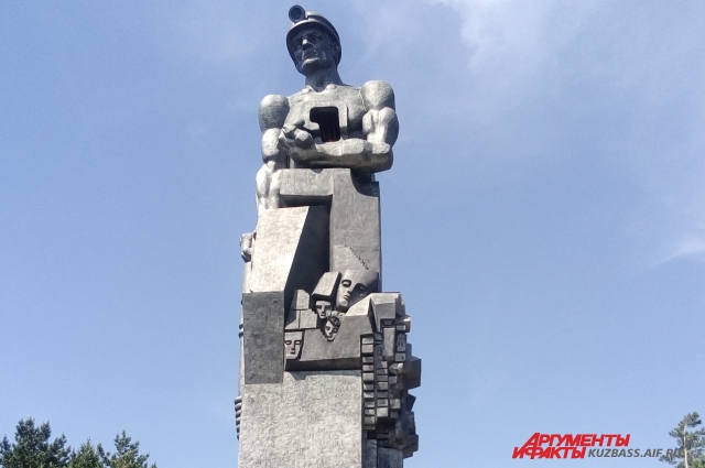 По оценкам скульпторов, в памятнике на два миллиона рублей одной бронзы.