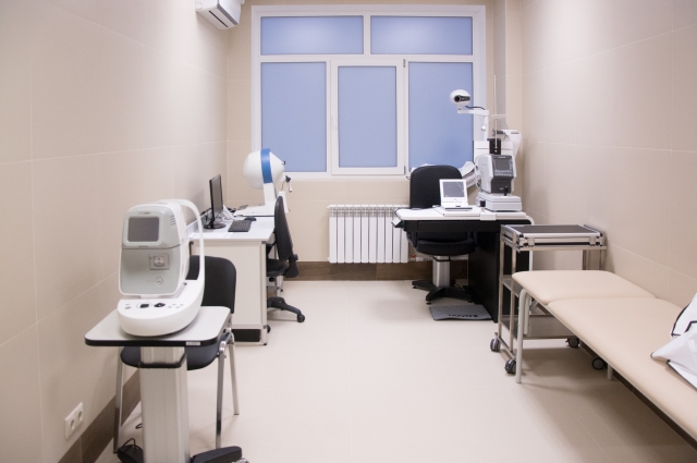 В офтальмологическом кабинете все необходимые приборы собраны в одном месте.