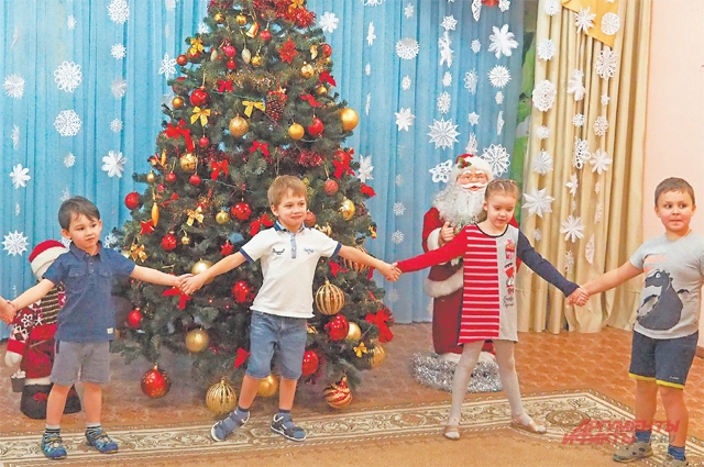 Малыши из детского сада на ул. Исаковского, д. 22, корп. 2, репетируют новогодний утренник.  