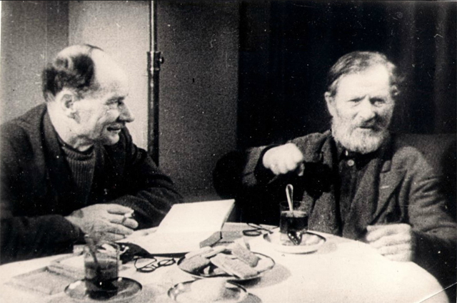 Дед Талаш (справа) и Якуб Колас в кабинете писателя. 1943 год.