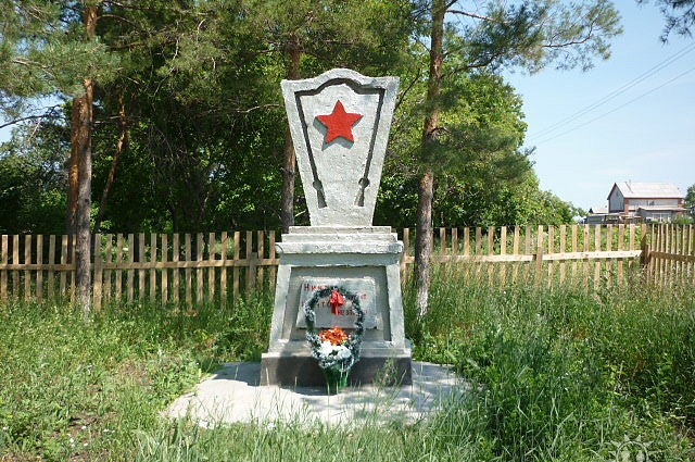 Обелиск с красной звездой деревни Пахомовка Азовского немецкого национального района.