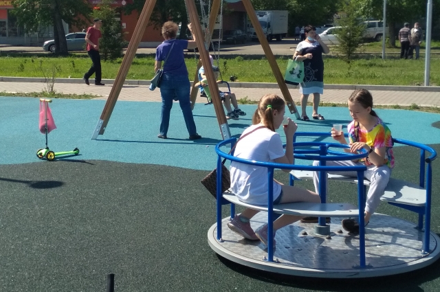 Ранее в 2019 году 17 современных детских комплексов были установлены во дворах и общественных пространствах городов присутствия РУСАЛа. 
