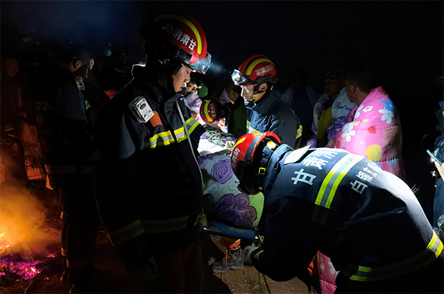 Спасатели работают на месте аварии, в результате которой из-за сильных холодов погибли участники марафонского забега на 100 км в Китае.