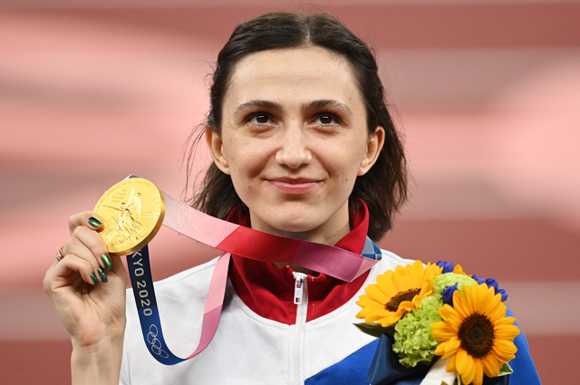 Российская спортсменка, член сборной России (команда ОКР) Мария Ласицкене, завоевавшая золотую медаль в соревнованиях по прыжкам в высоту среди женщин на XXXII летних Олимпийских играх в Токио, на церемонии награждения.