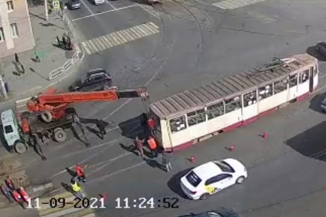 А вот как трамва поставили обратно на рельсы