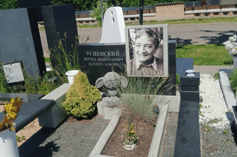 С кем рядом похоронен ширвиндт. Могила Шатунова. Фотографии с могилы Шатунова. Похоронные фото знаменитостей. Захоронение Шатунова.