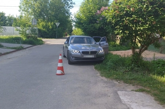 Девушка села за руль, не имея прав.