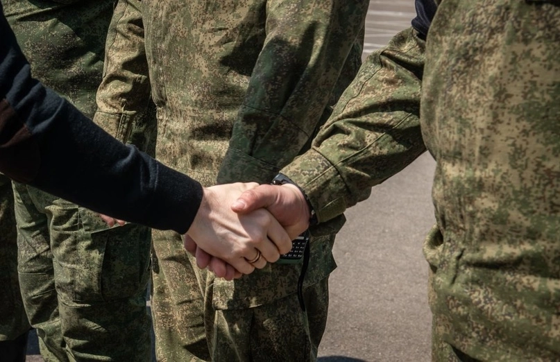 Чиновник стал давить на одного из своих подельников, намекая уйти на СВО.