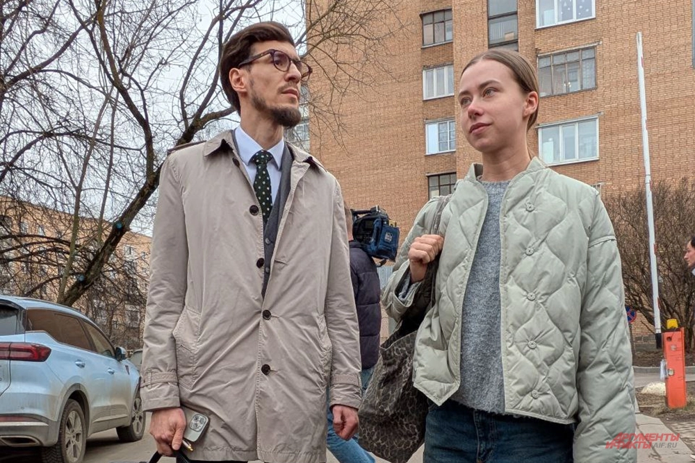 Александра Митрошина с адвокатом Михаилом Мушаиловым.