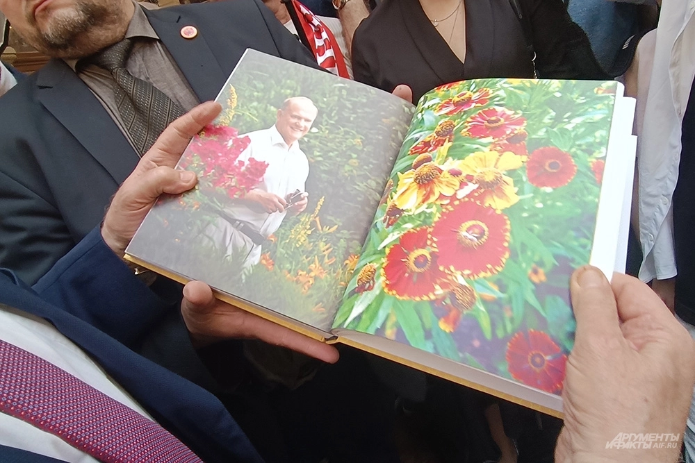 Руководитель фракции КПРФ Госдумы Геннадий Зюганов со своей книгой.