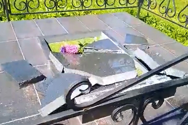 Многие надгробия разбиты в мелкие осколки.