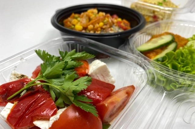 Каждый вечер домой привозят рацион на следующий день.