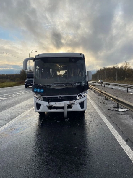 Трое пассажиров автобуса получили травмы