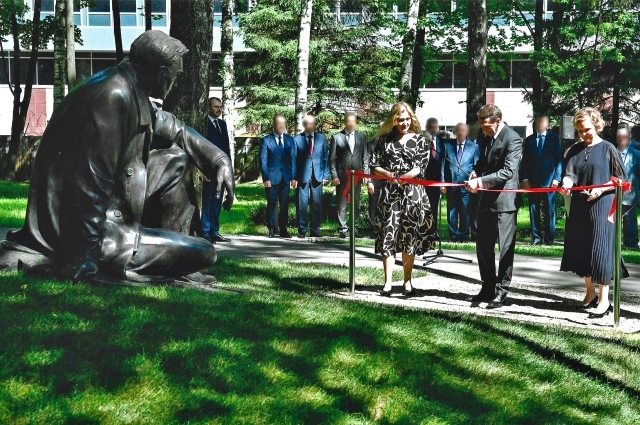 С.Е. Нарышкин, А.Тихонова и И О. Семёнова открывают памятник развездчику.