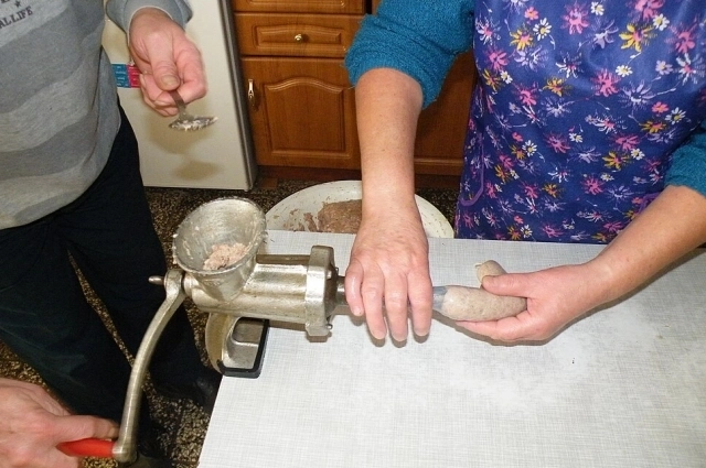 Мясорубка была универсальным инструментом, с помощью которого можно было делать колбасу.