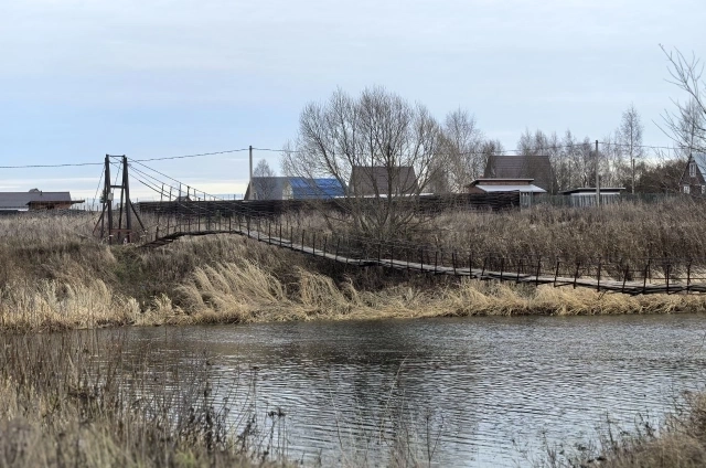 Кажется, что мост вот-вот может рухнуть...