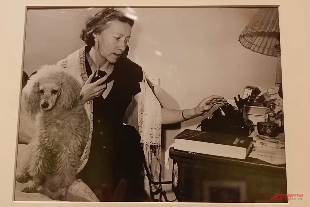 Балерина Галина Уланова с собакой.