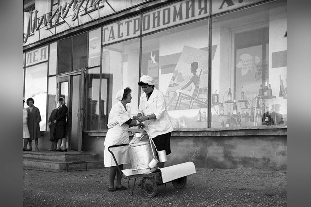 У продовольственного магазина.