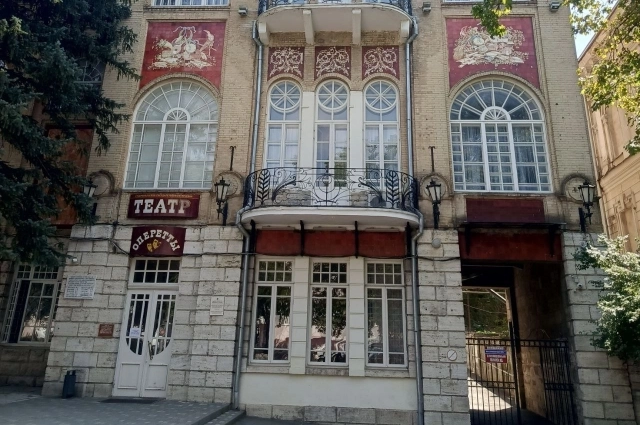 В пятигорском театре зрители аплодировали знаменитому танцору. 