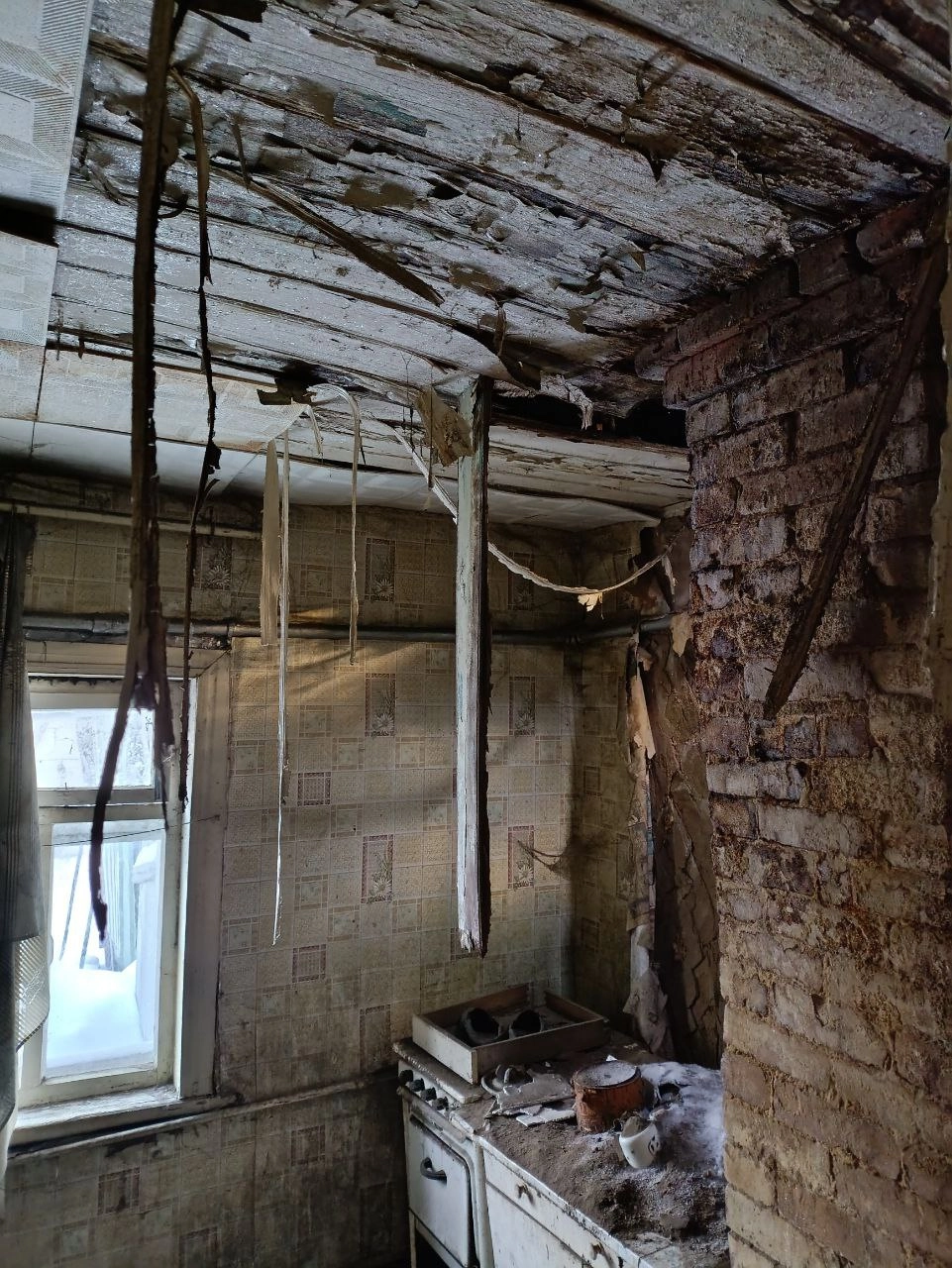 Такая обстановка у инвалида в комнате через стенку.