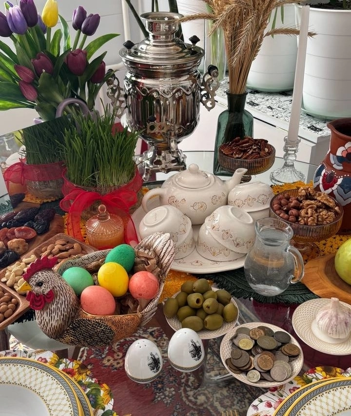 Празднично украшенный стол на Навруз.
