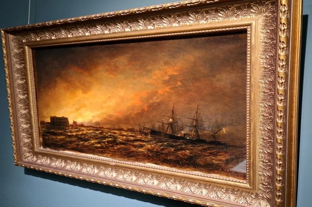 Пейзаж «Пожар в Кронштадте ночью» Иван Лихачев получил в подарок от втора картины, художника Алексея Боголюбова. 