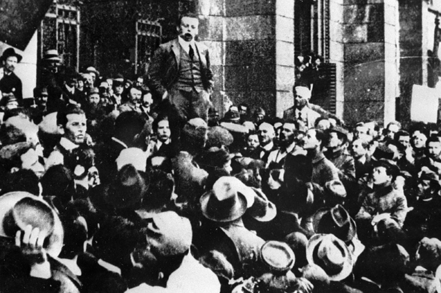 Бела Кун выступает на митинге в Будапеште, 1919 год.