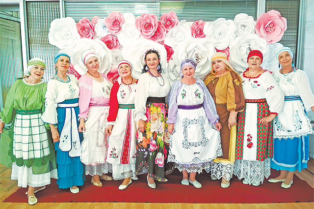У всех участниц коллектива индивидуальные  оригинальные костюмы для каждого номера,  сшитые Ольгой Курдюмовой.