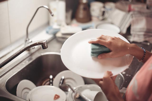 Средства для мытья посуды может заменить сода.
