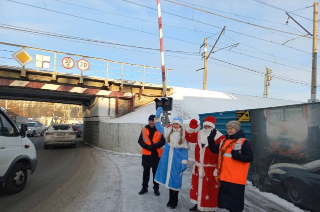Дед Мороз со Снегурочкой поздравили водителей.