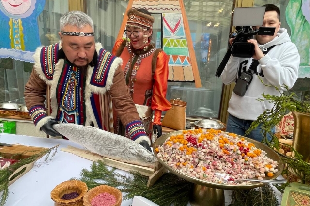 А это шеф-повар Николай Атласов а процессе приготовления знаменитого салата. 