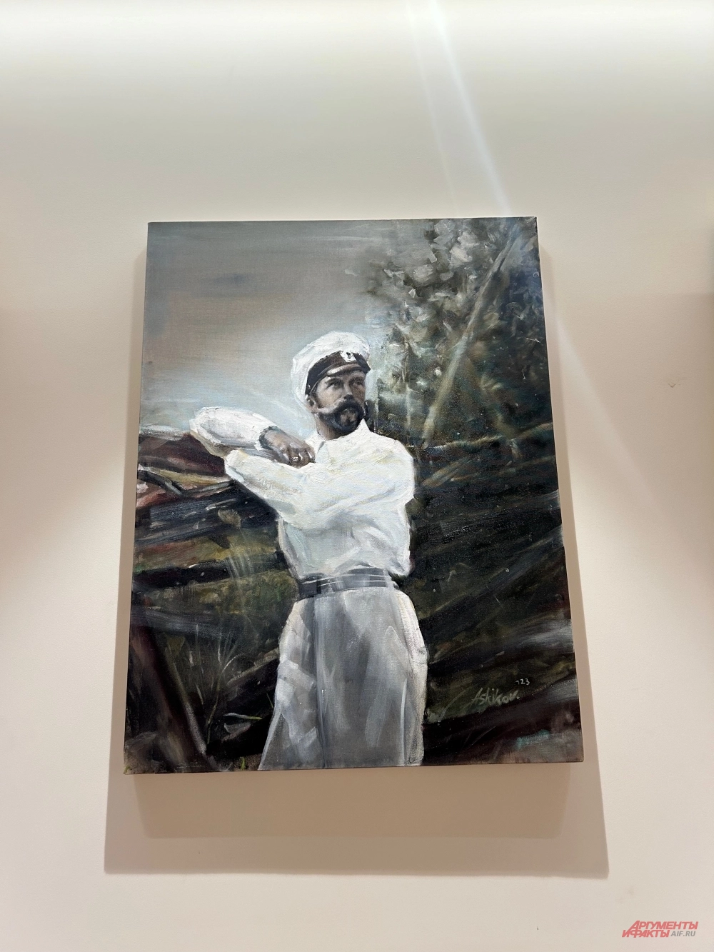 Современный портрет Николая II в экспозиции музея.