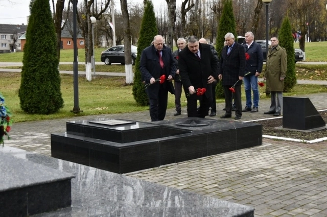 Возложение цветов к братской могиле в Андреаполе.