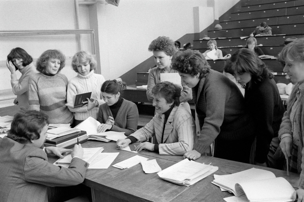 Студенты Московского гидромелиоративного института (ныне Институт мелиорации, водного хозяйства и строительства имени А. Н. Костякова РГАУ-МСХА имени К. А. Тимирязева) во время сдачи зачетов. 1985 г.