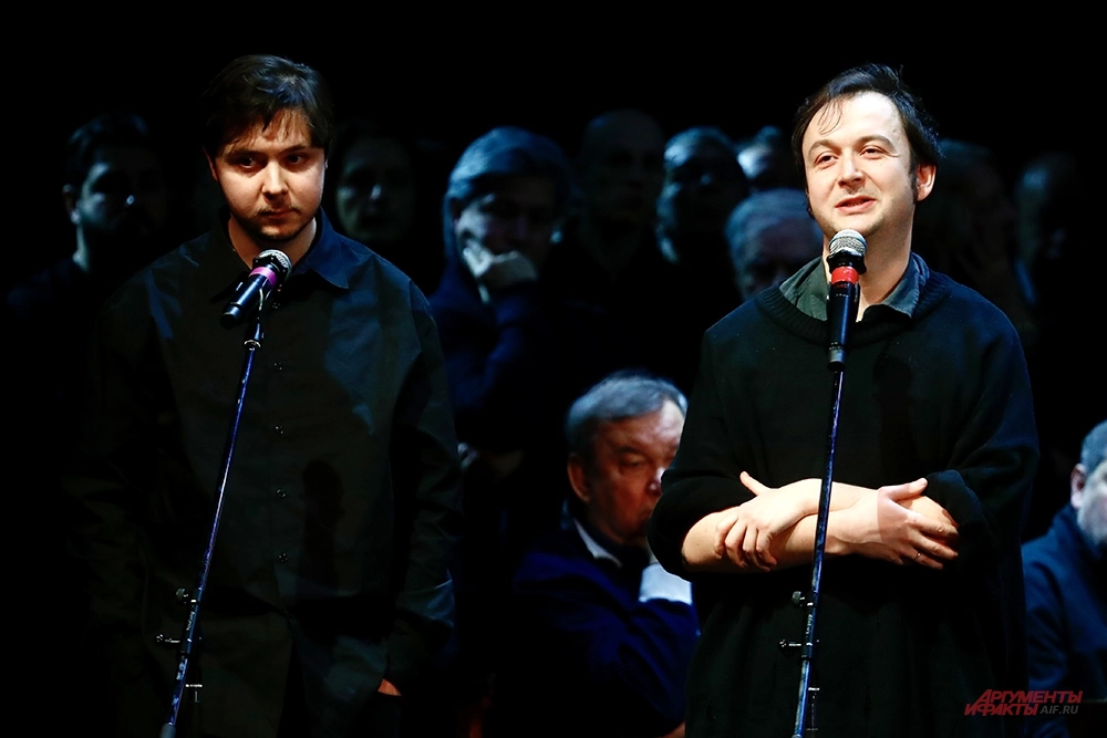 Прощание с ректором Школы-студии МХАТ Игорем Золотовицким. Сыновья Игоря Золотовицкого, режиссер Александр Золотовицкий (слева) и актер Алексей Золотовицкий