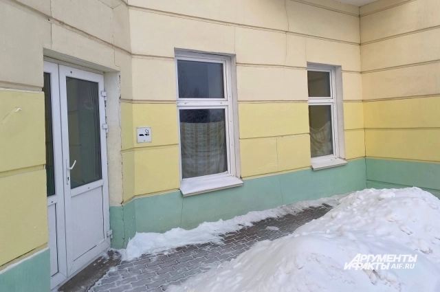 Окна завешены простынями и тряпками, через которые нельзя увидеть, что происходит внутри.