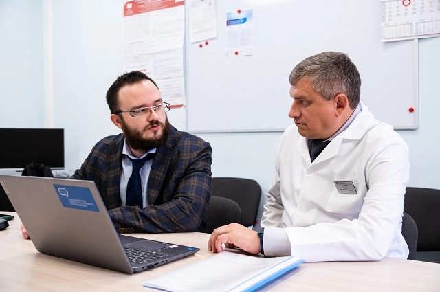 Арсений Гайдук и главный врач Самарской областной клинической психиатрической больницы Сергей Царёв