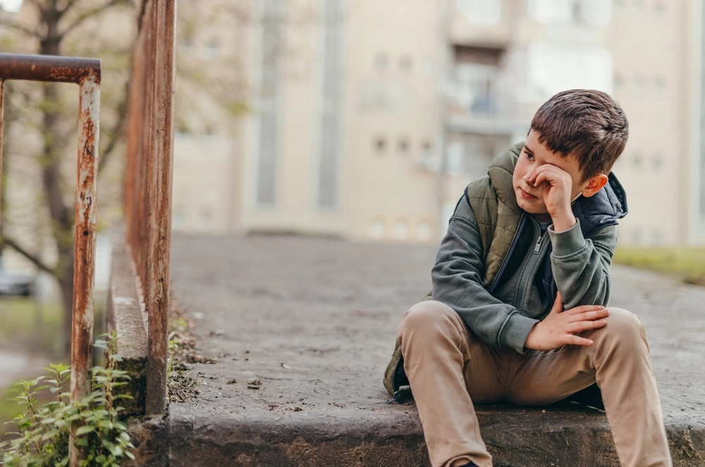 ребенок трет глаза