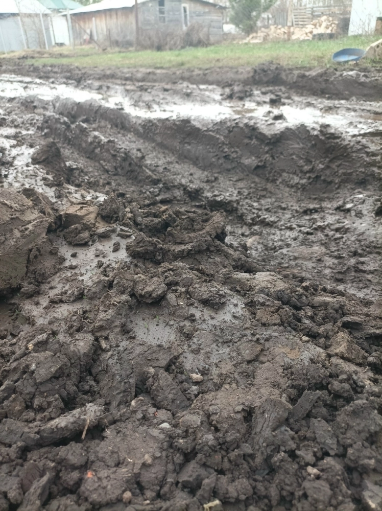 Жители сомневаются, что это можно называть дорогами.