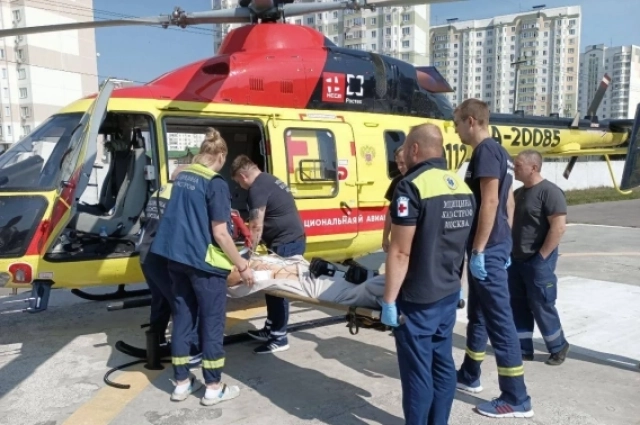 Самых тяжелых раненых на реанимобиле доставляют в Курск, а оттуда уже вертолетом в Москву.