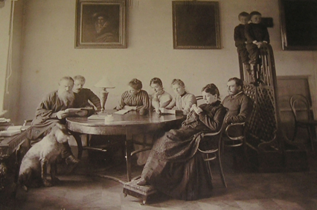 Л.Н. Толстой в кругу семьи и гостей. 1887 г.Ясная Поляна