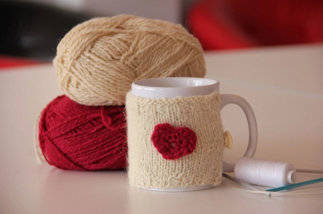 Милый чехол можно украсить, чем угодно.