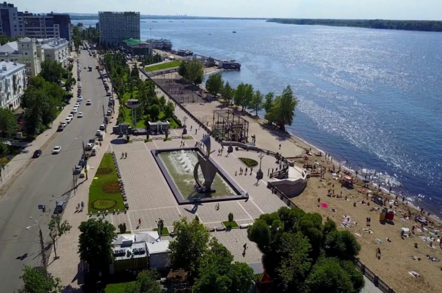 Фонтан «Парус» — одна из визитных карточек Самары, расположенная на набережной Волги.