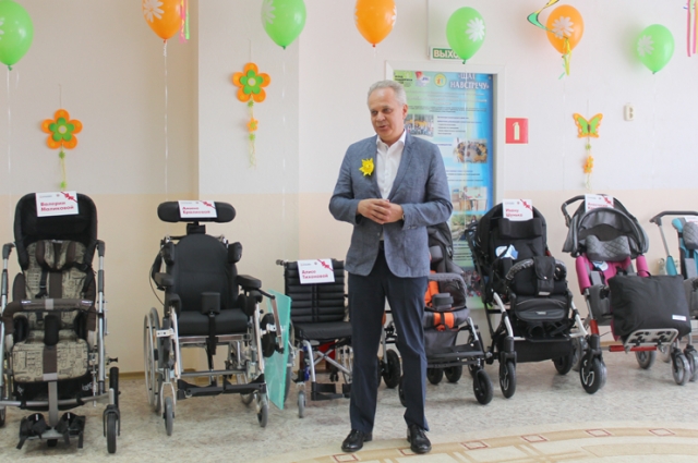 Генеральный директор фонда «ЛУКОЙЛ» Игорь Бекетов дарит коляски воспитанникам «Надежды».