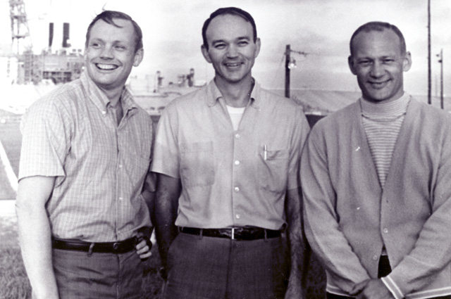 Нил Армстронг, Майкл Коллинз и Эдвин Олдрин во Флориде на фоне своего космического корабля.