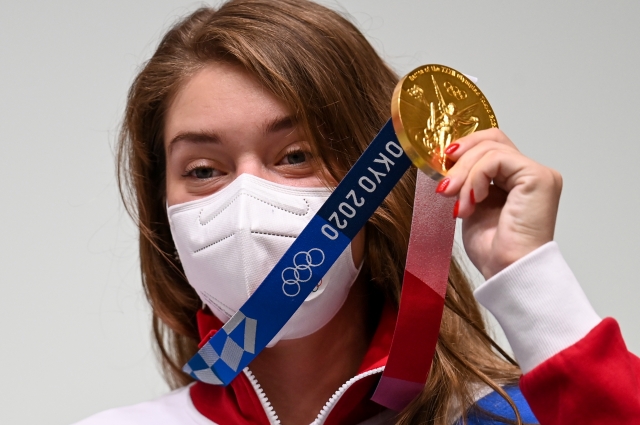 Спортсменка получает первое золото.